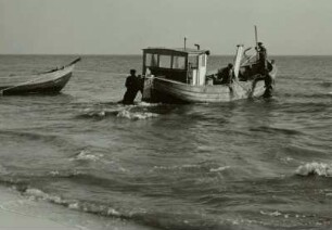 Insel Usedom: Ückeritz. Motorfischerkutter legt ab.