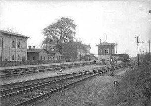 Weinböhla. Bahnhof. Schuppen, Empfangsgebäude (um 1875) und Stellwerk. Gleisseite