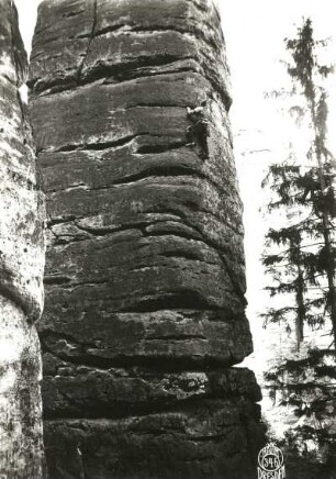Sächsische Schweiz, Rathener Gebiet. Raaber Säule. Ehrhardt Renger an der Südkante des Alten Weges (VIIb, mit Schwebesicherung)
