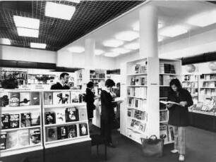 Hamburg. St. Georg. Buchgemeinschaft "Büchergilde". Buchinterressierte Käufer stehen an den Bücherregalen.