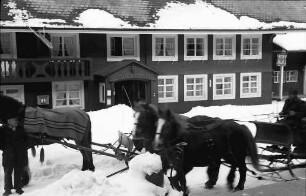 Hinterzarten: Pferdeschlitten vor dem Gasthaus Adler