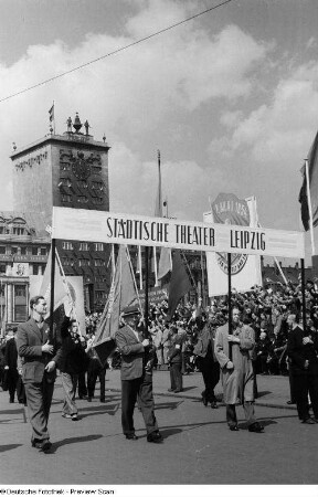 Angehörige des Städtischen Theaters Leipzig bei der Demonstration zum 1. Mai auf dem Karl-Marx-Platz