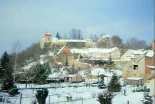 Blick auf die Creuzburg und verschneite Gärten; Teile der Stadtmauer