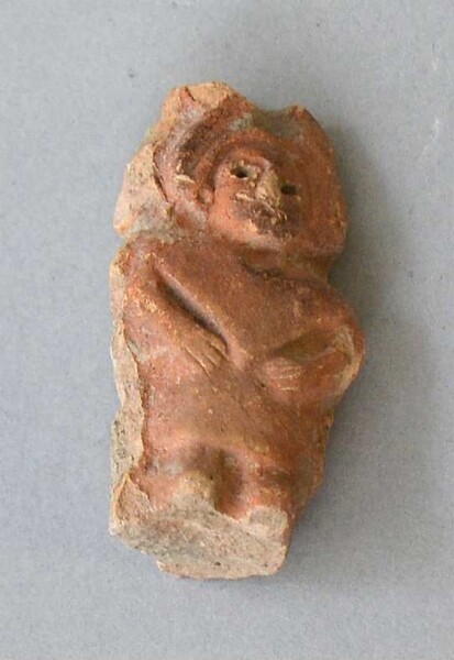 Figurine en argile (fragment de récipient)