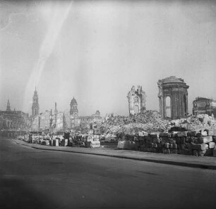 Dresden nach der Bombardierung vom 13./14. Februar 1945. Neumarkt mit Ruine der Frauenkirche. Blick zum zerstörten Schloss