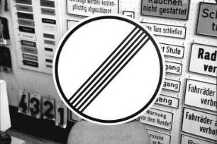 Freiburg: Rundes Schild mit Querstreifen