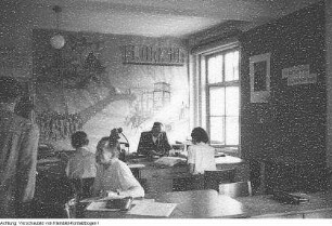 Dresden, Neustadt, Albertplatz, Wahl-Werbung der Kommunalen Wohnungsverwaltung (KWV) am Hochhaus der VEB Verkehrsbetriebe der Stadt Dresden, Bauern in Moritzburg-Reichenberg, August 1950