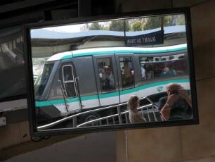 Nahverkehrszug im Spiegel