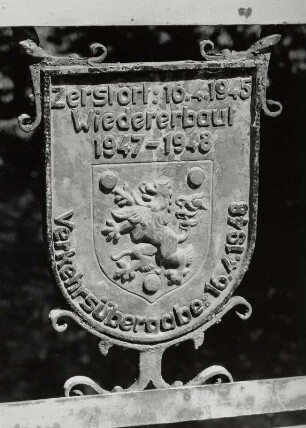 Stadtwappen von Oelsnitz und Bauzeitangaben der Brücke
