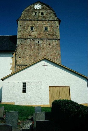 Südseite der Friedhofskapelle und des Kirchturms