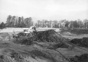 Baustelle Sächsische Landesbibliothek - Staats- und Universitätsbibliothek Dresden, Zentralbibliothek. Erdbau, Tieflöffelbagger beim Aushub der Baugrube an der Nordseite. Blick zum Bürogebäude Zellescher Weg 17 : Dresden-Räcknitz, Zellescher Weg 18. Baustelle Sächsische Landesbibliothek - Staats- und Universitätsbibliothek Dresden, Zentralbibliothek. Erdbau, Tieflöffelbagger beim Aushub der Baugrube an der Nordseite. Blick zum Bürogebäude Zellescher Weg 17
