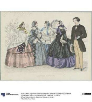 Allgemeine Modenzeitung: vier Damen in eleganten Tageskleidern: Promenaden-, Haus- und Besuchstoiletten, ein Herr in Straßenkleidung