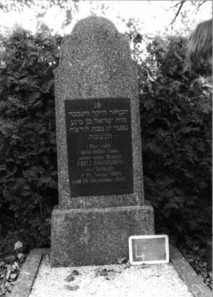 Grabstein 4 (Index: 100094958) Material: Granit Zustand: gut Maße HxBxT: 156x51x18 cm Beschreibung: Stele, Sockel, geschwungener, eingezogener Rundbogenabschluß, Schriftplatte, rechteckig Symbolik: Davidstern: Grabstein 4