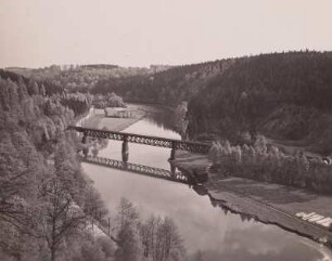 Zschopautal, Brücke : Mittelsächsisches Bergland. Das Zschopautal stromauf vom Carolafelsen oberhalb Mittweida