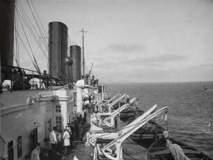 Hochseepassagierdampfer "Imperator" der Hapag Hamburg (Hamburg-Amerika-Linie). Backbord-Bootsdeck mit Blick auf Schornsteine und Aufbauten sowie Besatzungsmitglieder beim Aussetzen von Rettungsbooten (Seenotrettungsübung)