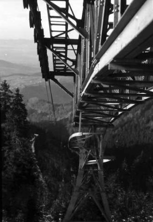Schauinsland: Laufträger an der Bergstation mit Kabine; von der Kabine aus