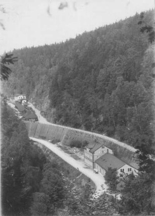 Höckendorf-Edle Krone. Durchbruchstal der Wilden Weißeritz. Eisenbahnlinie der Strecke Freiberg - Dresden mit Bahnhof