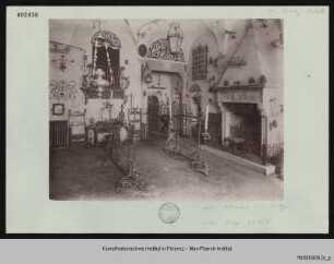 Versteigerung von schmiedeeisernen Alltagsgeräten aus der Florentiner Sammlung Peruzzi durch Elia Volpi in seinem Villino in Florenz, 1914