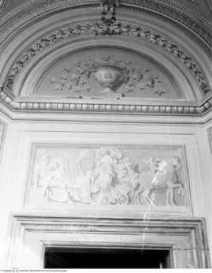 Fingierte Reliefs, Supraporte über der linken Tür: Diana und Endymion (?)