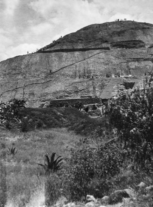 Sonnenpyramide : Blick auf die Stufenförmig gebaute Sonnenpyramide von Teotihuacán