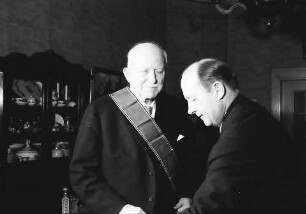 Freiburg: Wohnung Prof. Staudinger; Bundesverdienstkreuz mit Schulterband und Stern für Prof. Dr. Staudinger, Minister Filbinger überreicht es Prof. Staudinger