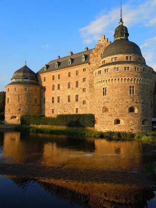 Örebro - das Wasserschloss : Das Schloss von Örebro, aufgenommen am 25. Juli 2012 in der Abendsonne
