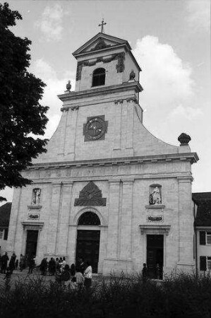 Mariastein: Wallfahrtskirche Mariastein, Hauptfassade mit Turm