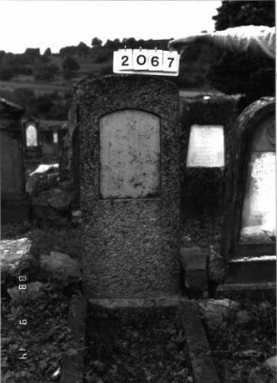 Grabstein 2067 (Index: 100096962) Maße HxBxT: 138x54x26 cm: Grabstein 2067