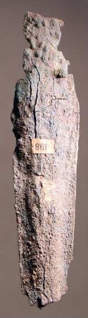 "Kurze Lanzenspitze" (wegen der erhaltenen Nieten für eine Griffplatte aber offensichtlich keine Lanzenspitze, sondern ein Dolch)