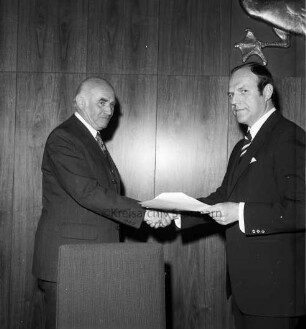 Kreistag im Kreistagssitzungssaal: Wahl Kreisausschuss: Verpflichtung von Claus Slama zum stellvertretenden Kreispräsidenten durch Kreispräsident Hubert Priemel