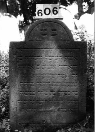 Grabstein 606 (Index: 99802876) Material: Sandstein Zustand: eingesunk/Inschrift verwitt/Textverlust Maße HxBxT: 86x56x10 cm Beschreibung: Stele mit eingezogenem Rundbogen Besonderheit: Endreim: Grabstein 606