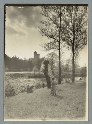 Saaleufer bei Bad Kösen : Blick über die Saale zur Burg Saaleck. Saaleufer mit den Schwestern Dora und Erna Mühler