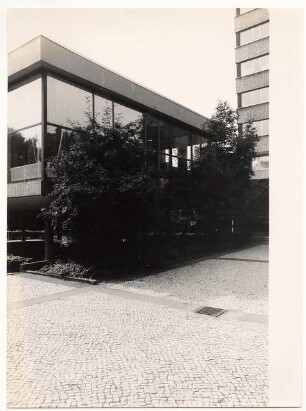 Rathaus, Berlin-Wedding: Flachbau und Vorplatz
