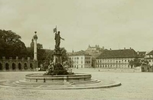 Würzburg, Residenzplatz : Würzburg. Blick über den Residenzplatz mit dem Frankoniabrunnen nach der Feste Marienberg