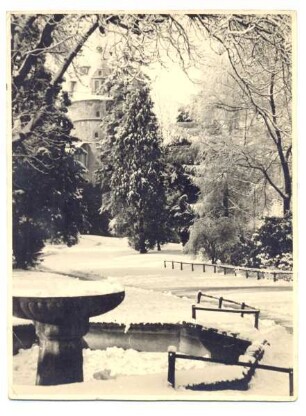 Schlossplatz: Blick über den Muschelbrunnen zum Schlossturm. Detmold. Sammlung Priester