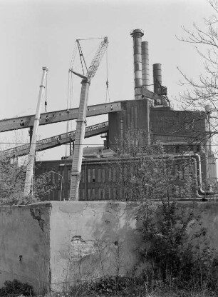 Dresden, Kraftwerk Mitte : Dresden-Altstadt. Heizkraftwerk Mitte (1895, 1926-1928 Umbau und Erweiterung; stillgelegt 1994). Abriß Bandförderbrücke zwischen Kohlenlager und Heizhaus. Abschnitt über der Könneritzstraße