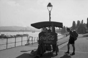 Bonn: Coca Cola-Stand am Kai, vor dem Bundeshaus
