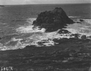Riff vor der Küste : Blick auf ein klotzartiges Riff vor der Küste von Bryher