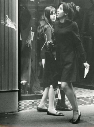 London. Zwei junge Frauen in der Carnaby Street.