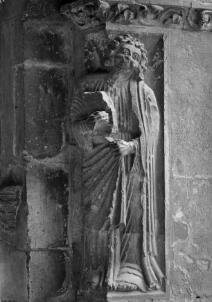 Ostflügel — Pfeiler Relief