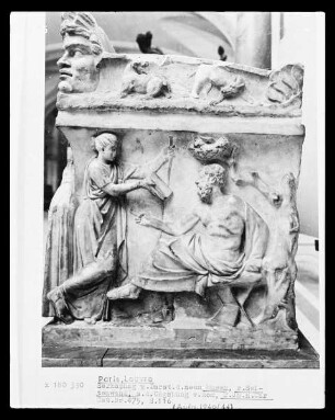 Rechte Seitenwand: Zeus und Mnemosyne