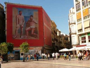 Platz im Zentrum, ein Haus, das saniert wird, wurde mit einem Bild Picassos verhüllt. P. wurde in Malaga geboren