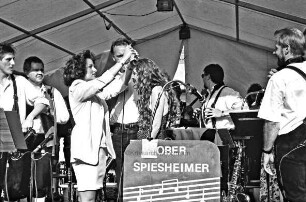 Weinfest: Wahl der Ahrensburger Weinkönigin an der Großen Straße: Übergabe der Krone von Vorgängerin Nicole Thimm an die neue Königin Melanie Heimann