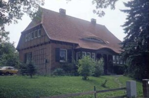 ehemaliges Gut Trenthorst-Wulmenau: Trenthorst 31: traufständiges Wohnhaus (ehemalige Försterei): Straßenfront, mit Eingangsveranda, Ausluchten: Giebelseite