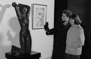 Blick in die Ausstellungsräume des Bildermuseums im Gebäude des ehemaligen Reichsgerichtes in Leipzig, Besucher betrachten eine Plastik