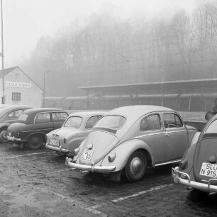 Schlüchtern, Am Bahnhof. Blick über den Parkplatz mit Personenkraftfahrzeugen