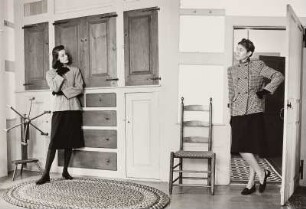 Modeaufnahme, Modelle Miss Bower und Janet Stephenson in einer Shaker Stadt (Mademoiselle)