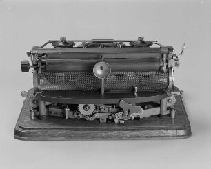 Typenschiffchenschreibmaschine "Hammond" (Modell 3). Vorderanschlag (sofort sichtbare Schrift), Idealtastatur mit 30 Tasten, Farbband. Rückansicht : Typenschiffchenschreibmaschine "Hammond" (Modell 3). Vorderanschlag (sofort sichtbare Schrift), Idealtastatur mit 30 Tasten, Farbband. Rückansicht. Baujahr: ab 1880; Hersteller: Hammond Typewriter Co. New York; Verwalter: Sächsische Landesbibliothek - Staats- und Universitätsbibliothek Dresden (SLUB), Stenografische Sammlung, Inventar-Nummer R i 0002