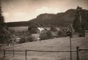 Kleingießhübel (Reinhardtsdorf-Schöna-Kleingießhübel). Ortsteilansicht mit Schullandheim des Realgymnasiums Blasewitz. Blick zum Kleinen Zschirnstein