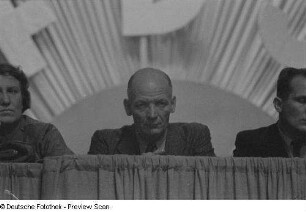 Porträt Adolf Henneckes auf dem Podium, neben Erich Honecker